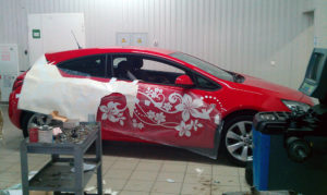 Автомобильная пленка в 2022 (стоит ли клеить, плюсы и минусы)