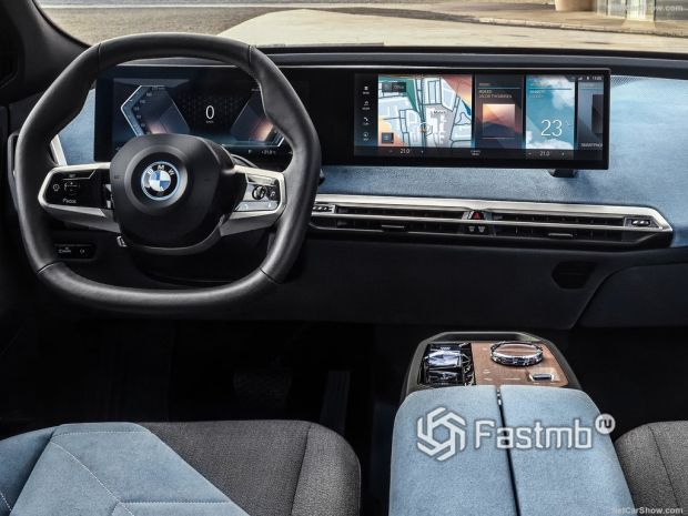 Салон BMW iX 2022, руль и панель управления