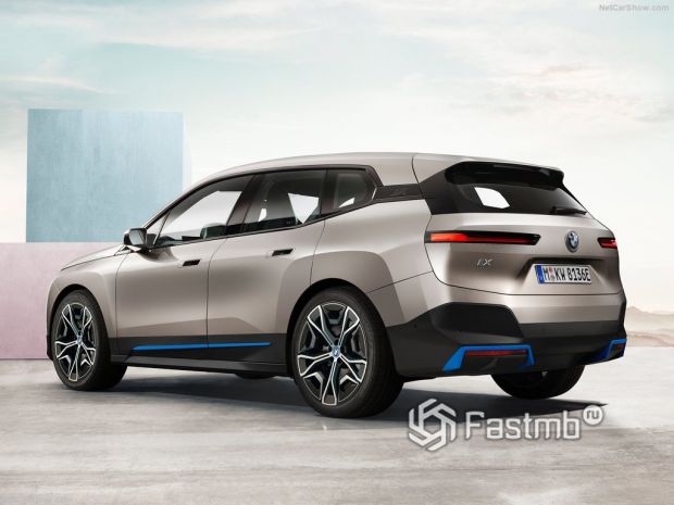 BMW iX 2022, вид сзади и сбоку слева