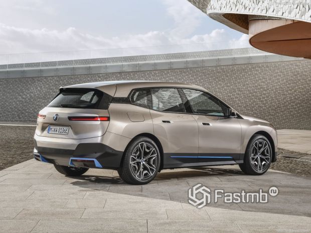 BMW iX 2022, вид сзади и сбоку справа