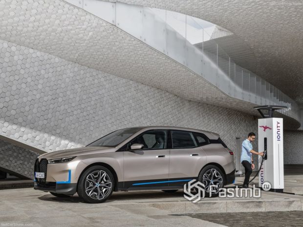 BMW iX 2022, вид сбоку слева