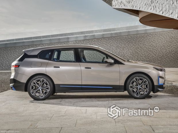 BMW iX 2022, вид сбоку справа