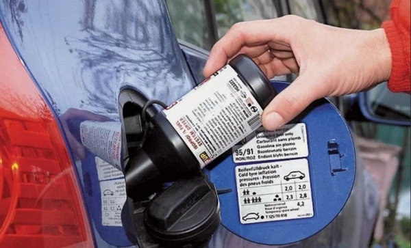 Заливка чистящего средства в бак