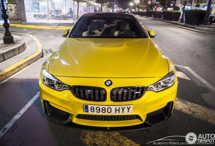 Новый BMW M4 купе был замечен в красивом цвете Dakar Yellow.