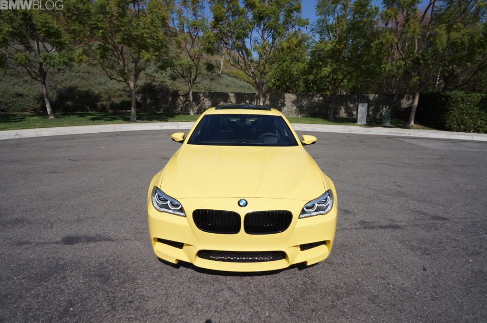 BMW M5 в цвете Dakar Yellow