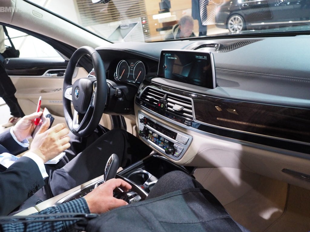 2016-bmw-7-series-frankfurt-images-38
