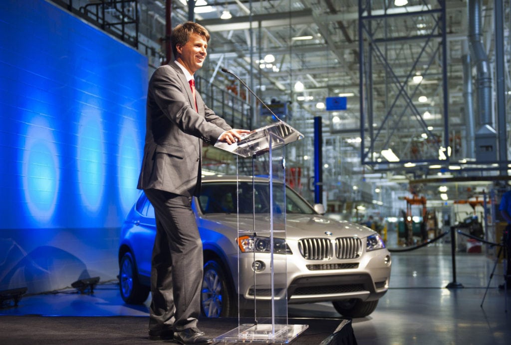 Новый главный исполнительный директор BMW, Харальд Крюгер, упал в обморок на сцене во время презентации на автосалоне во Франкфурте во вторник.