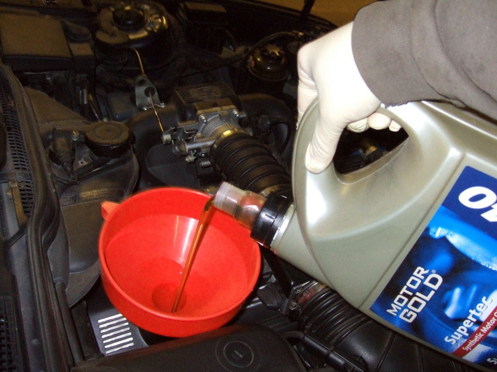 Замена масла в двигателе BMW 5 серии в кузове E34