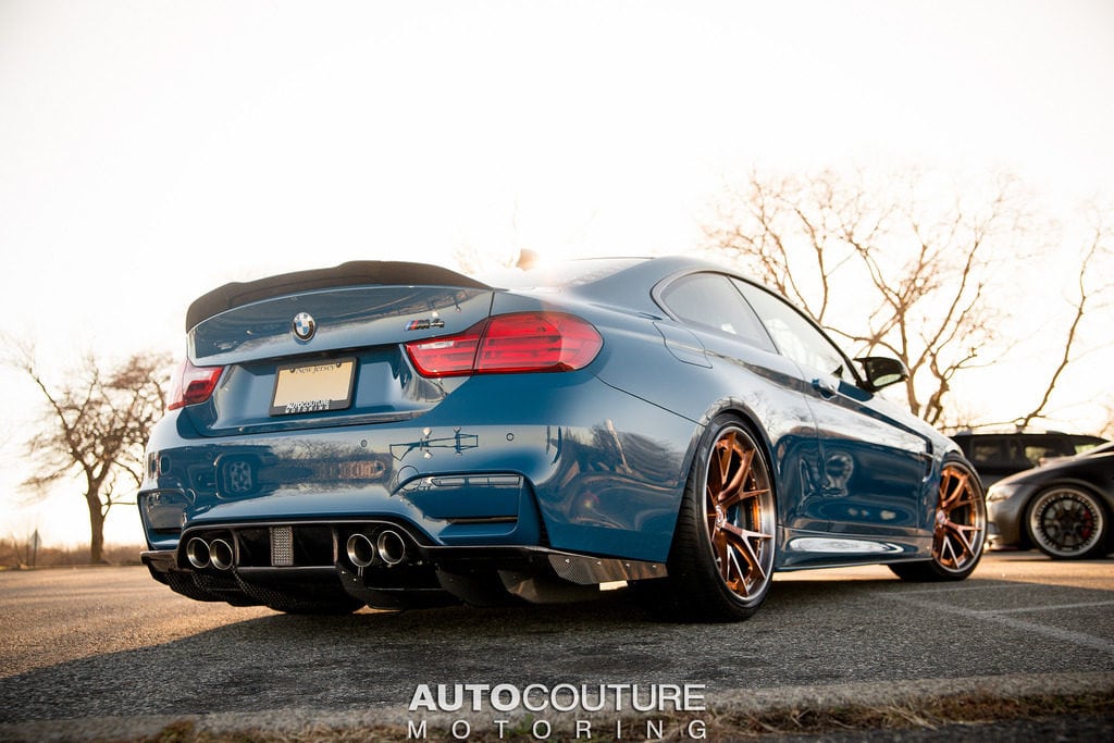 BMW M4 на дисках HRE в цвете Laguna Seca Blue
