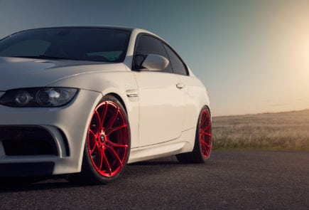 Строгий BMW M3 E92 на дисках цвета Candy Apple Red Строгий BMW E92 M3 с дизайнерскими дисками цвета Candy Apple Red