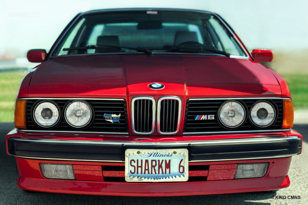 Рядом с M1 припарковался Рик Роудбуш (Rick Roudebush) на E24 M6 1987 года. Известное как "Акула" из-за своего агрессивного длинного капота и “ноздрей” радиаторной решётки авто Рика в цвете Zinnerbot Red выглядит просто сногсшибательно.