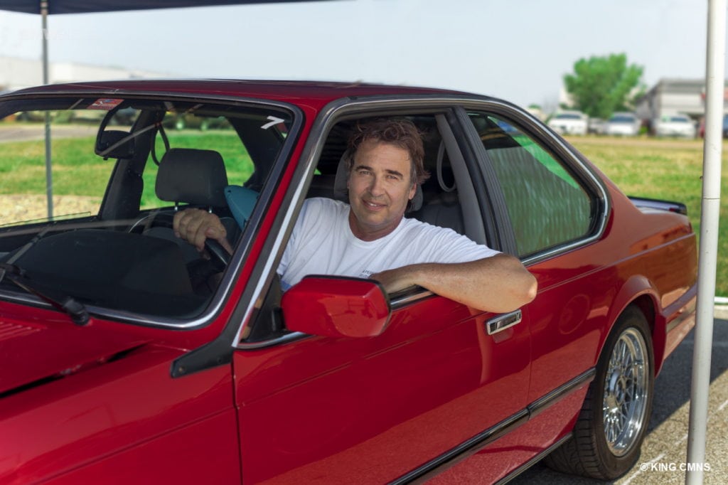 Рядом с M1 припарковался Рик Роудбуш (Rick Roudebush) на E24 M6 1987 года. Известное как "Акула" из-за своего агрессивного длинного капота и “ноздрей” радиаторной решётки авто Рика в цвете Zinnerbot Red выглядит просто сногсшибательно.