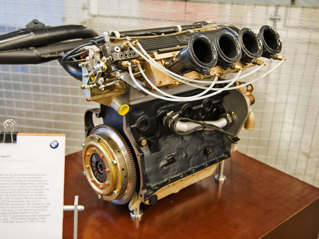 Четырёхцилиндровые моторы — такая же традиционная для BMW M вещь, как и рядные «шестёрки». Двухлитровая «четвёрка» M12/7 была разработана ещё под началом Александра фон Фалкенхаузена в 1972 году на логарифмических линейках.