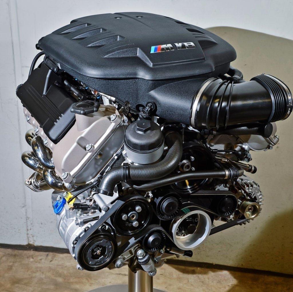 «Восьмёрка» S65B40 мощностью 420–450 л.с. — последний М-«атмосферник». Благодаря алюминиевой конструкции он легче «шестёрки» S54B32: 202 кг против 217.