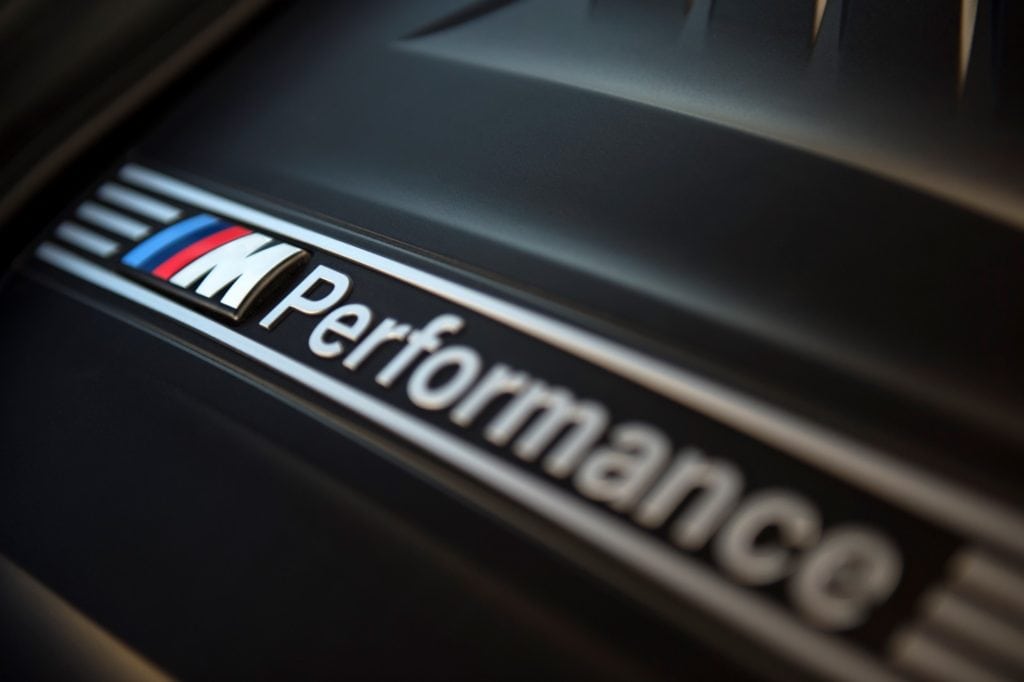 Но на самом деле в подобном шаге есть смысл, так как далеко не все клиенты компании способны купить «полноценную» модель М-серии, а тот же 340i с пакетом M Performance способен подарить немало острых ощущений.