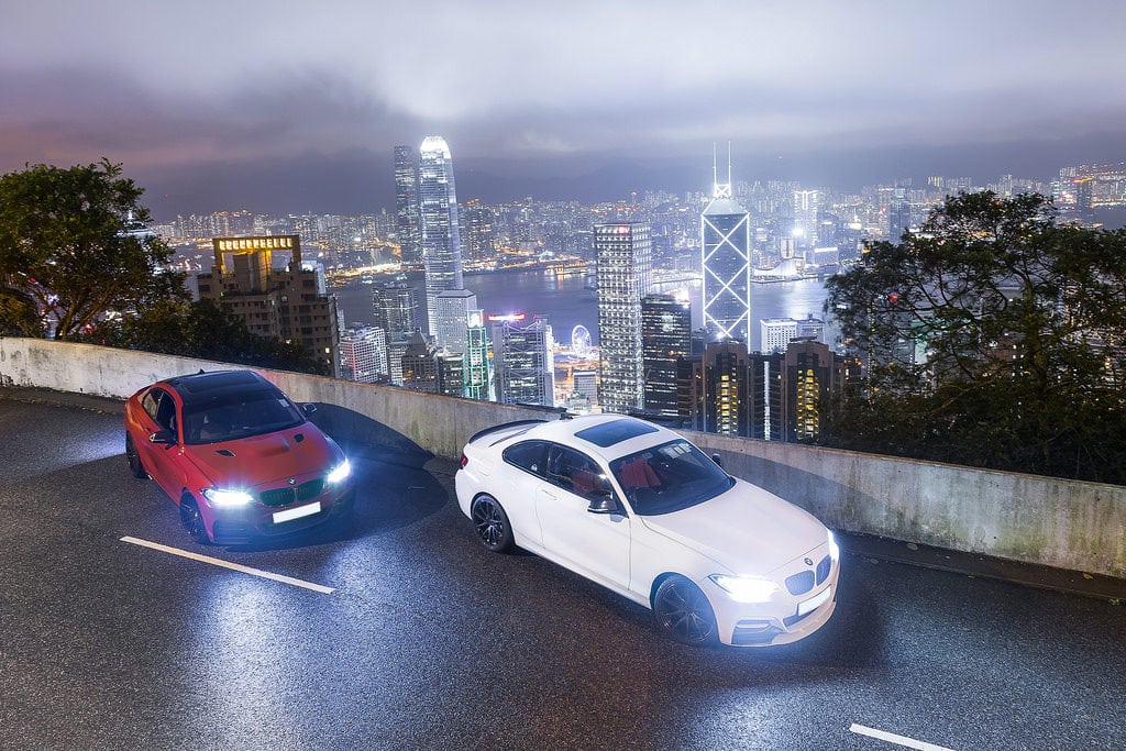 BMW M235i F22 Alpine White и Melbourne Red в изумительном ночном фотосете