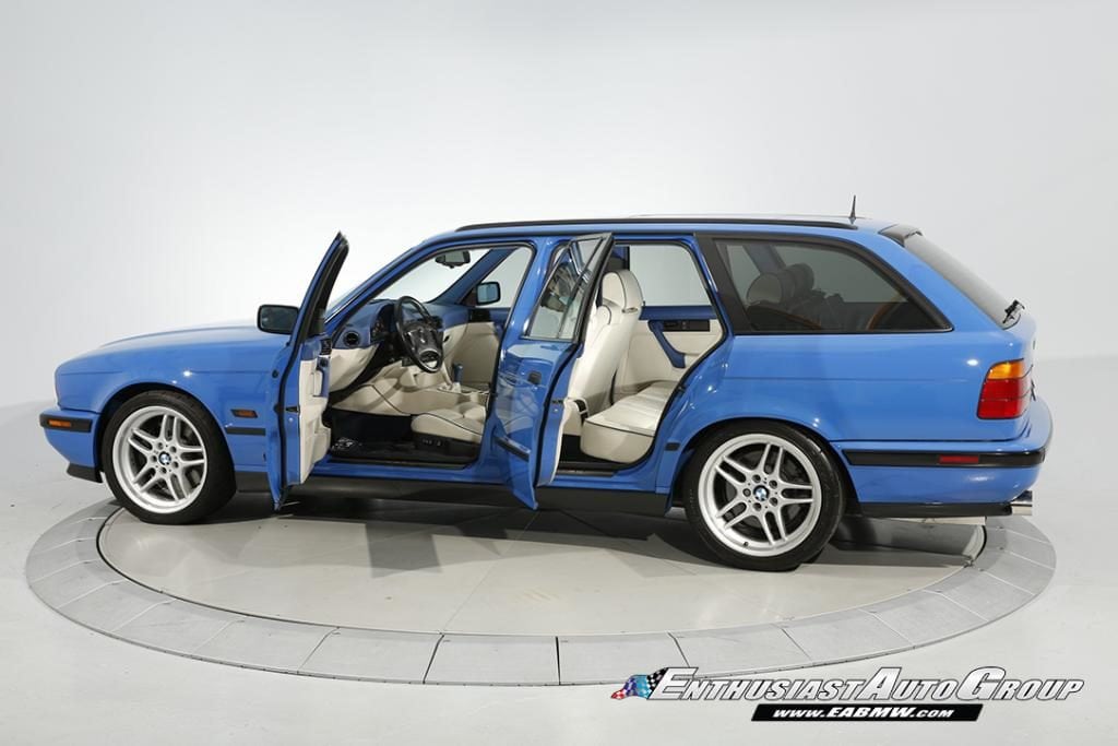 BMW M5 E34 Touring в цвете Santorini Blue