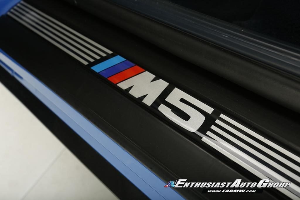 BMW M5 E34 Touring в цвете Santorini Blue