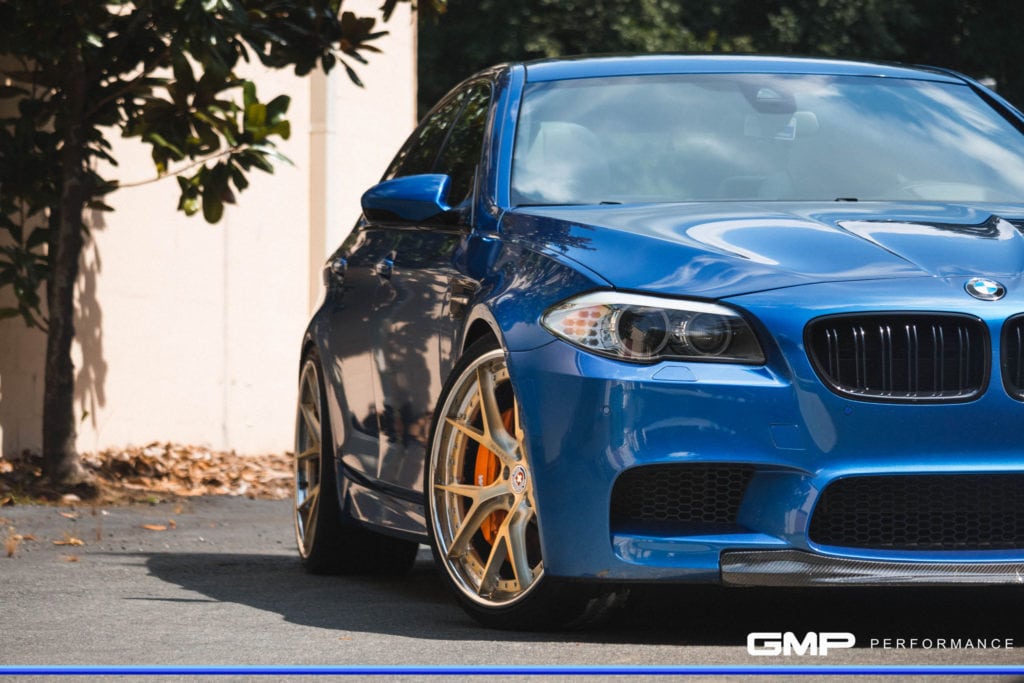 BMW M5 в оттенке Monte Carlo Blue встает на новые колеса с литыми дисками HRE S101