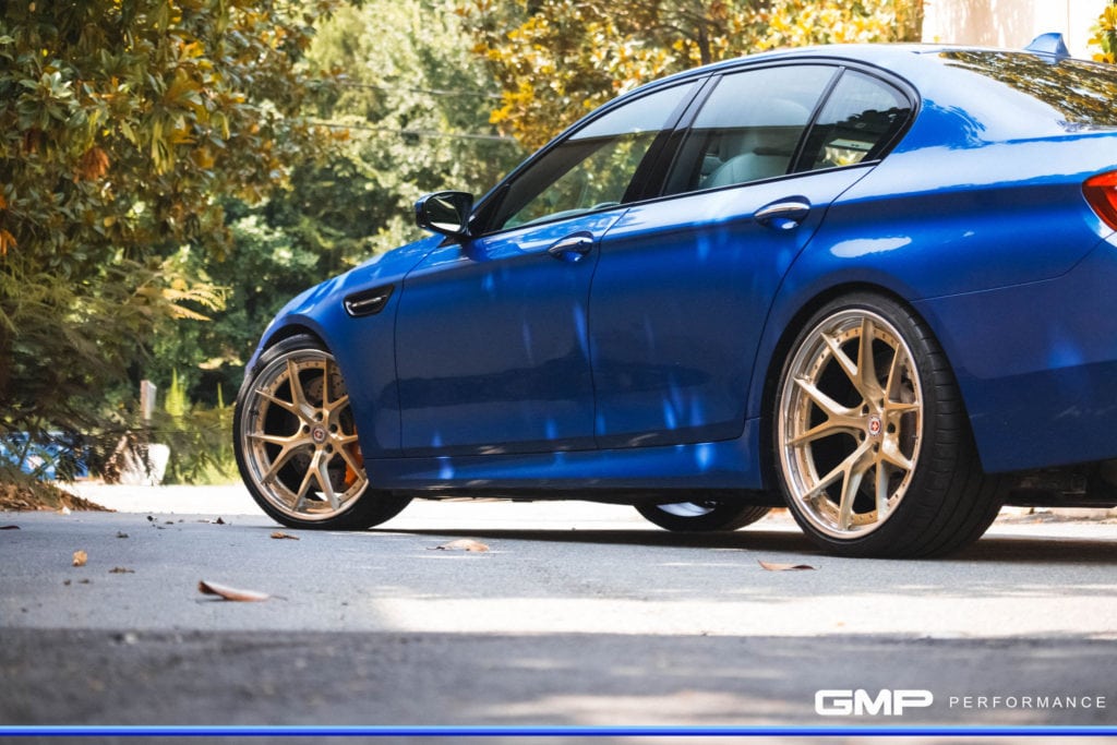 BMW M5 в оттенке Monte Carlo Blue встает на новые колеса с литыми дисками HRE S101
