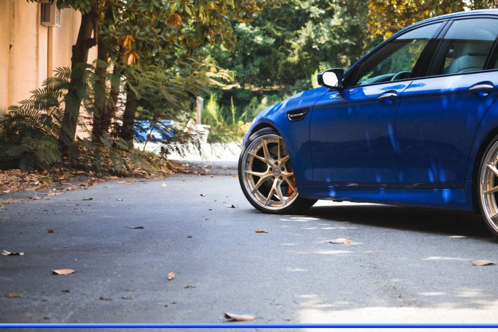 BMW M5 в оттенке Monte Carlo Blue встает на новые колеса с литыми дисками HRE S101