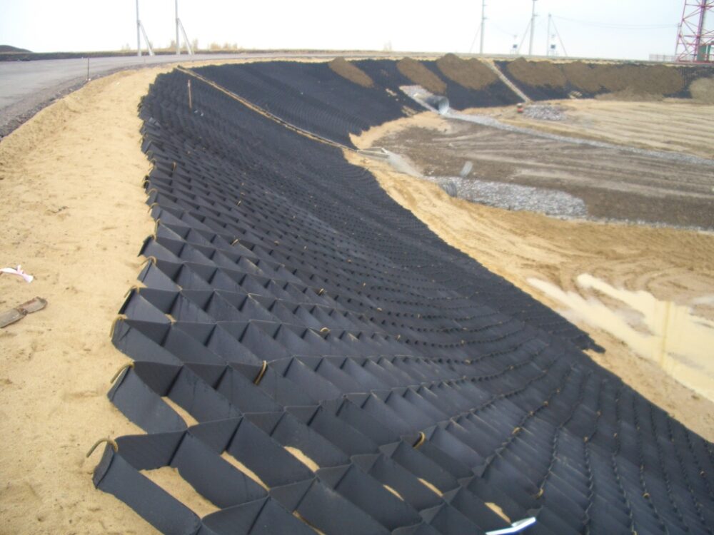 Укрепление откосов автомобильных дорог с помощью георешетки Укрепление откосов автомобильных дорог с помощью георешетки