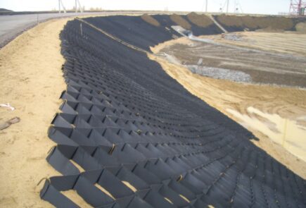 Укрепление откосов автомобильных дорог с помощью георешетки Укрепление откосов автомобильных дорог с помощью георешетки